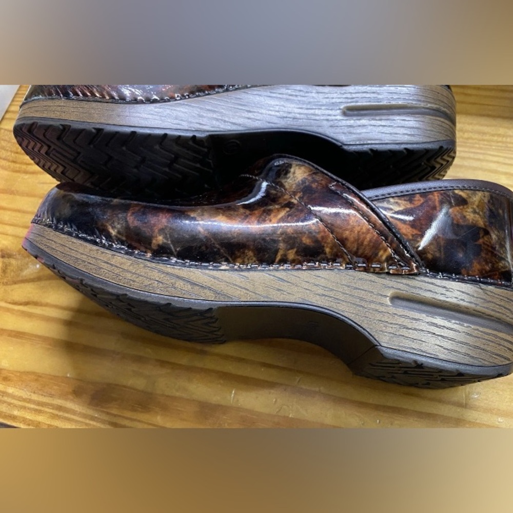 Dansko Women's Tortoiseshell Patent Leather Clogs - Brown Multicolor - Picture 4 of 4